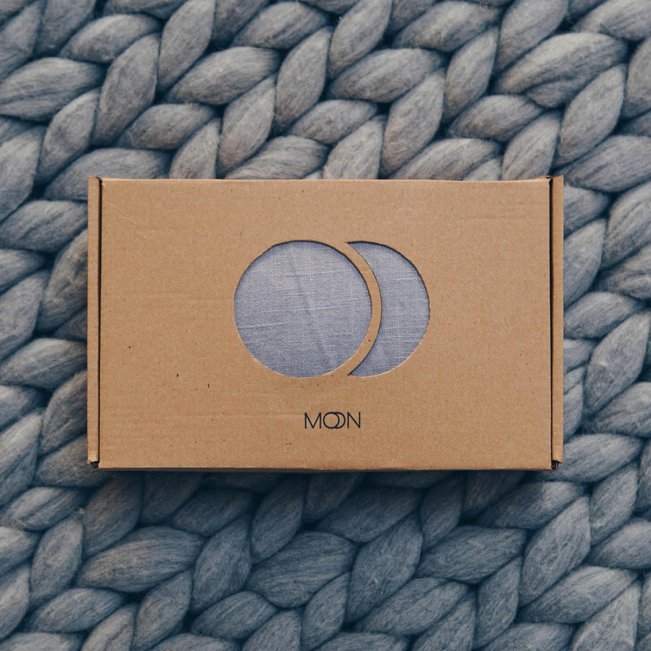 Grey Moon Ring Sling in Öko-Verpackung geliefert