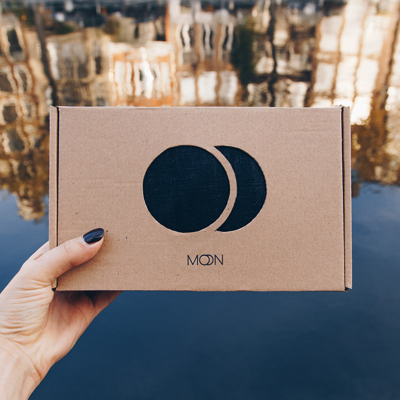 Black Moon ringsling geleverd in eco-verpakking